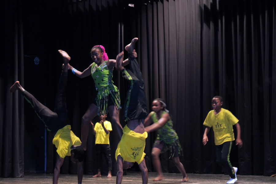 Nafsi-Acrobats mit Musik und Tanz aus Kenia